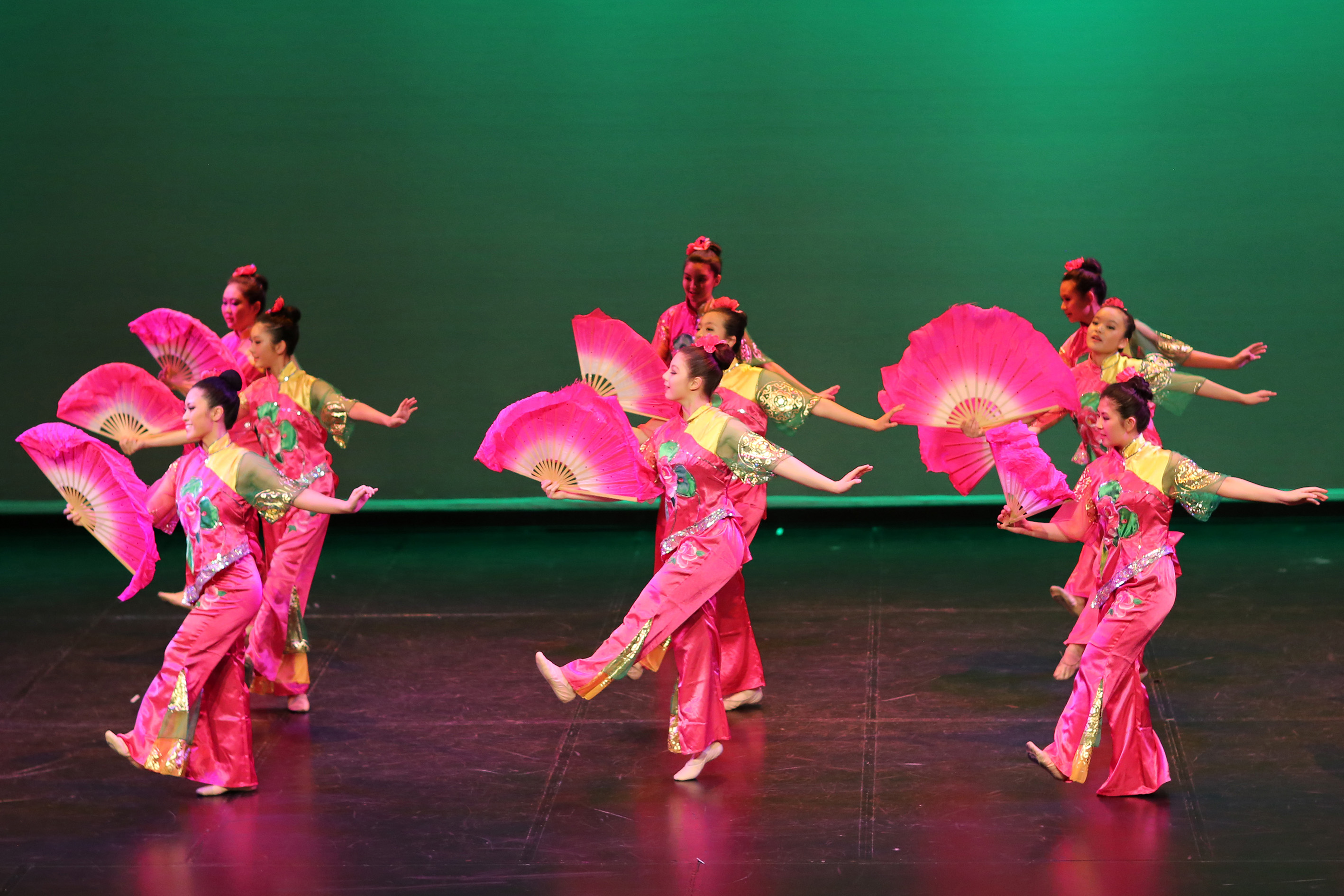 https://news23.banglaonline24.com/public/uploads/images/newsimages/maannewsimage23102021_115552_Chinese-Fan-Dance.jpg